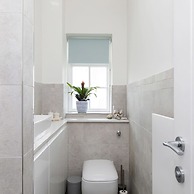 Coastal Retreat for 8 With Hot Tub - Walk to Beach