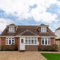 Coastal Retreat for 8 With Hot Tub - Walk to Beach