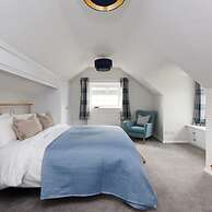 Coastal Retreat for 8 With Hot Tub - Walk to Beach