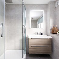 Coastal Retreat for 8 With Hot Tub - Walk to Beach