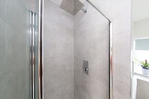 Coastal Retreat for 8 With Hot Tub - Walk to Beach