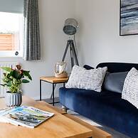 Coastal Retreat for 8 With Hot Tub - Walk to Beach