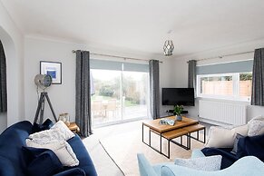 Coastal Retreat for 8 With Hot Tub - Walk to Beach