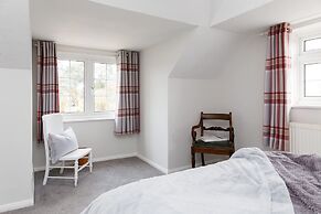 Coastal Retreat for 8 With Hot Tub - Walk to Beach