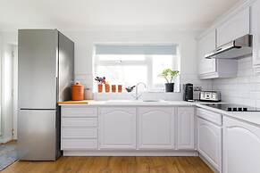 Coastal Retreat for 8 With Hot Tub - Walk to Beach