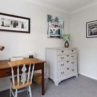 Coastal Retreat for 8 With Hot Tub - Walk to Beach