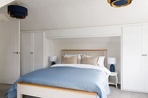 Coastal Retreat for 8 With Hot Tub - Walk to Beach