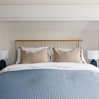 Coastal Retreat for 8 With Hot Tub - Walk to Beach