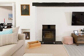 Stunning 5BR Home With Pool - 5 min to Beach