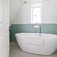 Stunning 5BR Home With Pool - 5 min to Beach