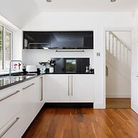 Stunning 5BR Home With Pool - 5 min to Beach