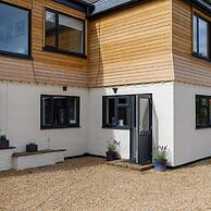 Stunning 5BR Home With Pool - 5 min to Beach