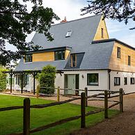 Stunning 5BR Home With Pool - 5 min to Beach