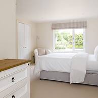 Stunning 5BR Home With Pool - 5 min to Beach