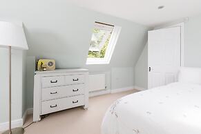 Stunning 5BR Home With Pool - 5 min to Beach