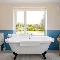 Stunning 5BR Home With Pool - 5 min to Beach