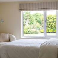 Stunning 5BR Home With Pool - 5 min to Beach