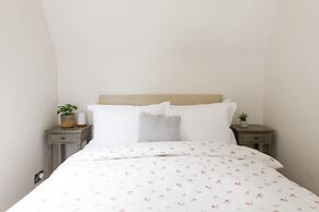 Stunning 5BR Home With Pool - 5 min to Beach