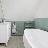 Stunning 5BR Home With Pool - 5 min to Beach