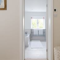 Stunning 5BR Home With Pool - 5 min to Beach