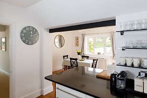 Stunning 5BR Home With Pool - 5 min to Beach