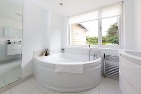 Stunning 5BR Home With Pool - 5 min to Beach