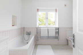 Stunning 5BR Home With Pool - 5 min to Beach