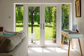 Stunning 5BR Home With Pool - 5 min to Beach