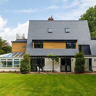 Stunning 5BR Home With Pool - 5 min to Beach