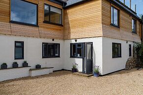 Stunning 5BR Home With Pool - 5 min to Beach