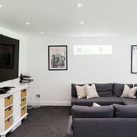 Stunning 5BR Home With Pool - 5 min to Beach