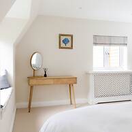 Stunning 5BR Home With Pool - 5 min to Beach