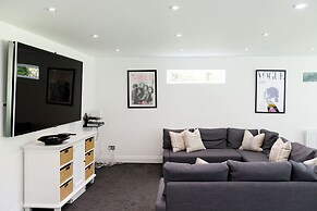 Stunning 5BR Home With Pool - 5 min to Beach