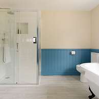 Stunning 5BR Home With Pool - 5 min to Beach