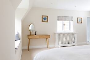 Stunning 5BR Home With Pool - 5 min to Beach