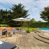 Stunning 5BR Home With Pool - 5 min to Beach