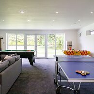 Stunning 5BR Home With Pool - 5 min to Beach