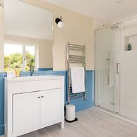 Stunning 5BR Home With Pool - 5 min to Beach