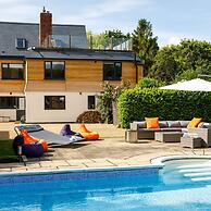 Stunning 5BR Home With Pool - 5 min to Beach