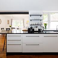 Stunning 5BR Home With Pool - 5 min to Beach