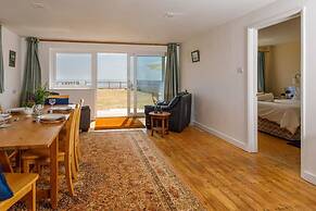 Sunny Seafront Chalet - Sleeps 6