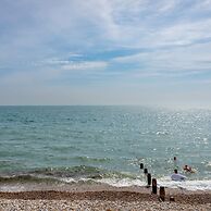 Sunny Seafront Chalet - Sleeps 6