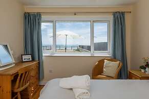 Sunny Seafront Chalet - Sleeps 6