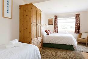 Sunny Seafront Chalet - Sleeps 6