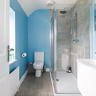 Bright Modern 4 br House 100 Metres From Beach