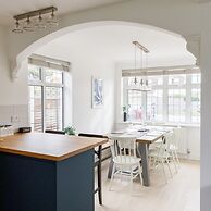 Bright Modern 4 br House 100 Metres From Beach