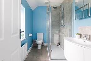 Bright Modern 4 br House 100 Metres From Beach