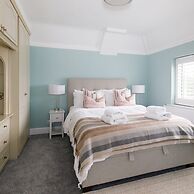 Bright Modern 4 br House 100 Metres From Beach