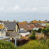 Bright Modern 4 br House 100 Metres From Beach