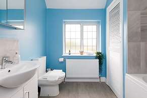 Bright Modern 4 br House 100 Metres From Beach